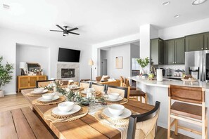 Dining - 5BR Retreat w/ Heated Pool, Hot Tub & Pool Table (Desert Hot Springs)