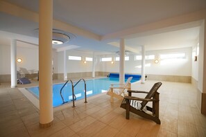 Indoor pool - Four-window villa with private swimming pool, cinema, sauna for 14 people (Hohen Wieschendorf)