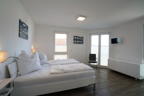 7 bedrooms, desk, travel crib, free WiFi - Four-window villa with private swimming pool, cinema, sauna for 14 people (Hohen Wieschendorf)