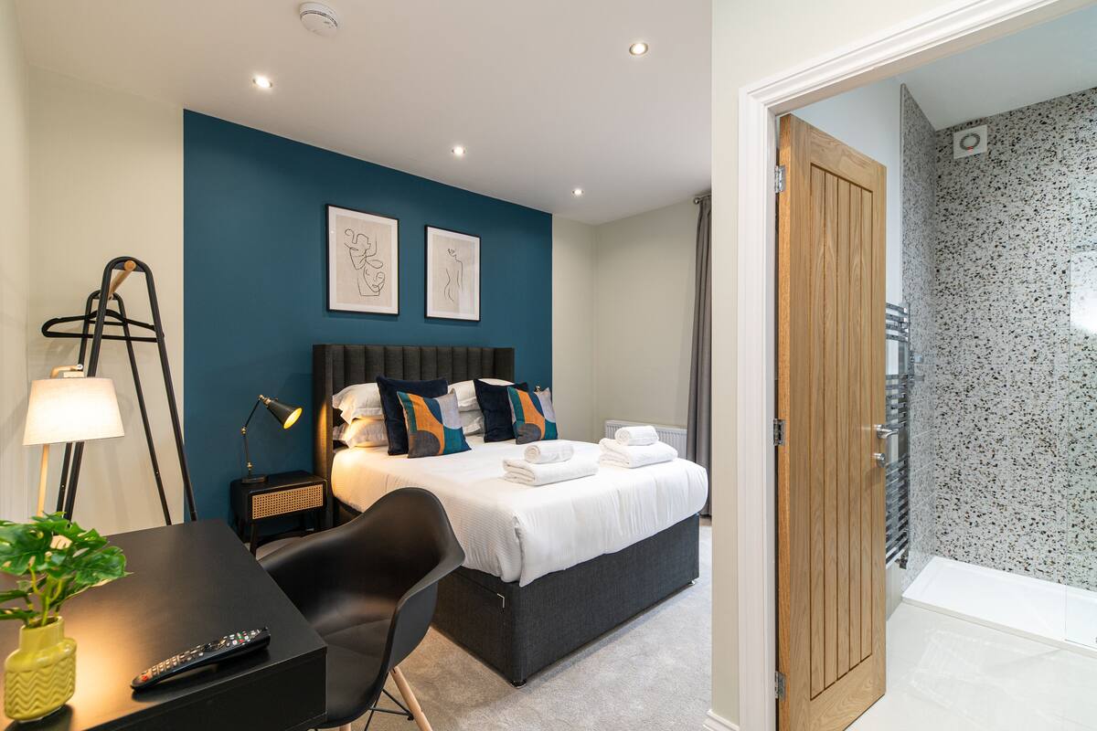 ラグジュアリー アパートメント 1 ベッドルーム 禁煙 | エジプト綿のシーツ、高級寝具、デスク、ノートパソコン用作業スペース