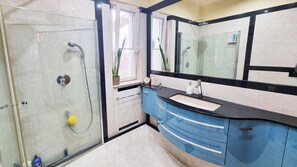 Een douche, een haardroger, een bidet, handdoeken