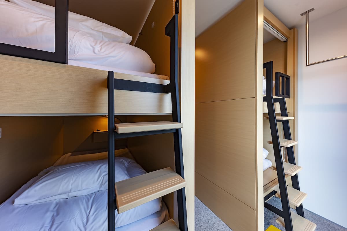 Ein Stockbett mit Holleiterinen und einer kleinen Ablage.