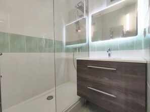 Bathroom - Cozy Air-Conditioned Apartment for 2 with Terrace, Near Beach, Fully Equipped Kitchen (Cap d'Agde naturisme)