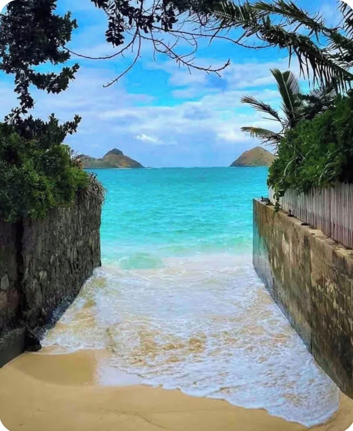 Una playa cerca, sillas reclinables de playa, toallas de playa