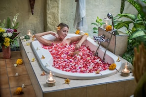 Couples treatment rooms, hot tub, body treatments, aromatherapy
