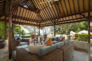 Luxury Villa | Living room - Alam Anda Ocean Front Resort & Spa (Tejakula)
