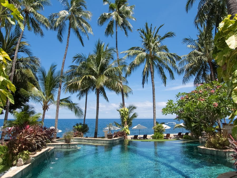 Utomhuspool, parasoller och solstolar