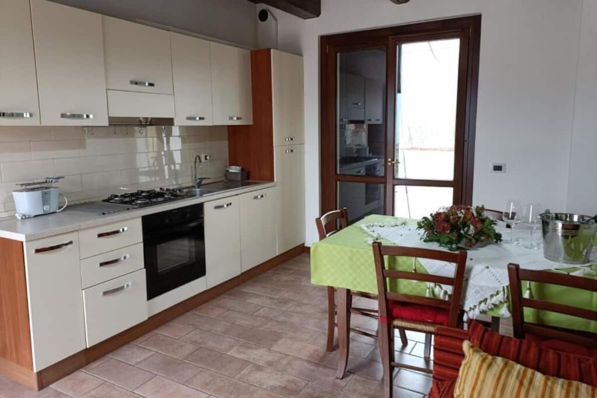 Appartamento Executive | Cucina privata | Frigorifero con congelatore, microonde, forno, piano cottura
