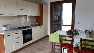 Executive-Apartment | Eigene Küche | Großer Kühlschrank, Mikrowelle, Ofen, Herdplatte