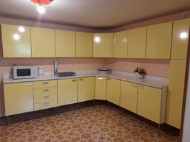 Full-size fridge, microwave, oven, stovetop