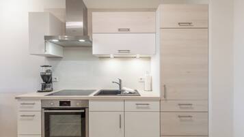 Frigorifero, forno, piano cottura, lavastoviglie