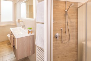 Een douche, een haardroger, handdoeken, zeep