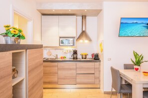 Fridge, microwave, dishwasher, coffee/tea maker