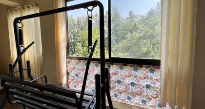 5 minutes to the theme park! Family-sized condo with game room & deck