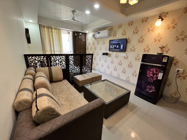 TV - 5 minutes to the theme park! Family-sized condo with game room & deck (Dehradun)