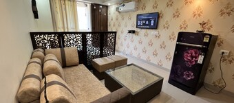 5 minutes to the theme park! Family-sized condo with game room & deck