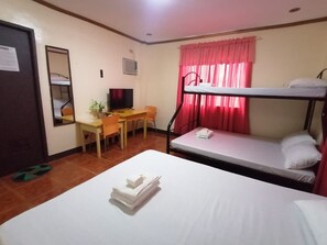 Escritorio, wifi gratis y ropa de cama 