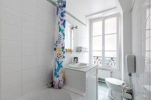 Baignoire, sèche-cheveux, serviettes fournies