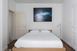 1 bedroom, desk, WiFi, bed sheets - Picture Postcard, by Veeve (Paris)