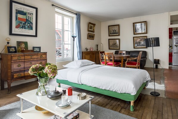 1 bedroom, desk, WiFi, bed sheets