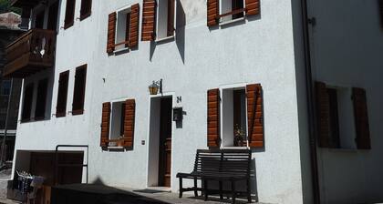 Holiday House -Dalla Dora- in the heart of the Venetian Dolomites