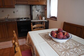 ثلاجة، ميكروويف، ماكينة لصنع القهوة/الشاي، مستلزمات طهي/أطباق/أوعية