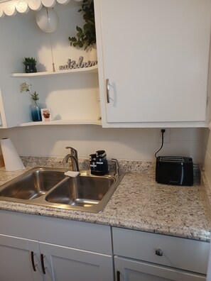 Fridge, microwave, oven, stovetop - Tranquil Cozy Retreat - Centrally Located (Lafayette)