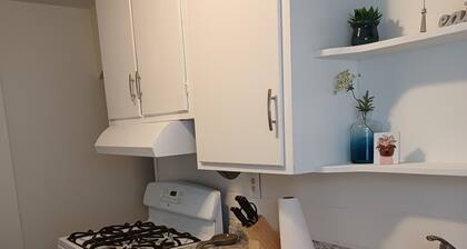 Tranquil Cozy Retreat - Centrally Located