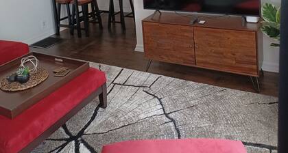 Tranquil Cozy Retreat - Centrally Located