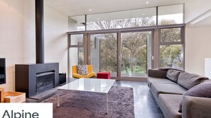 Smart-TV, Kamin, Bücher