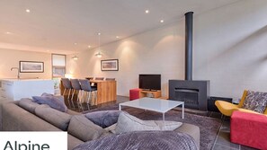 Smart-TV, Kamin, Bücher