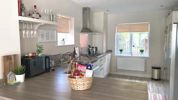 Frigorífico, microondas, horno y placa de cocina