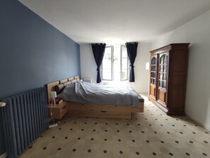 4 slaapkamers, een bureau, een strijkplank/strijkijzer, reisbedje