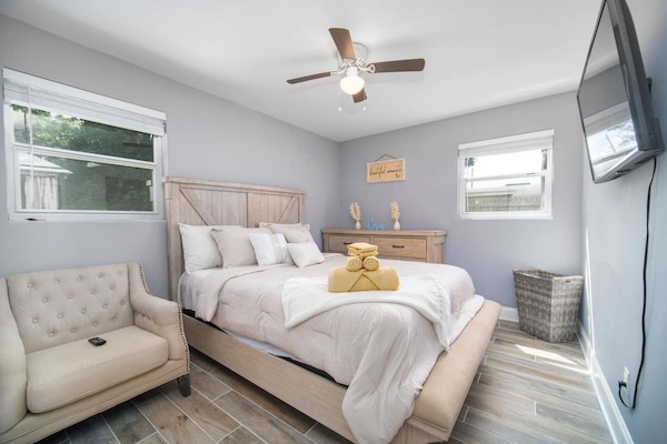 Slumber in satisfaction in this serene bedroom~