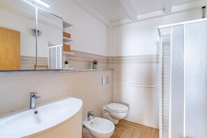 Dusche, Haartrockner, Bidet