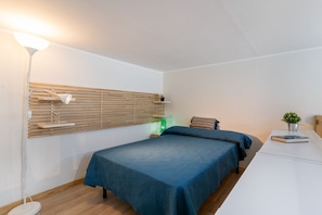 1 habitación, tabla de planchar con plancha y ropa de cama