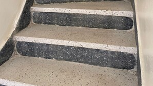 A set of stairs with alternating black and white steps, leading upwards. - Grand Duplexe Mer et Piscine in Tangier (طنجة)