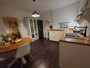 Hus | Privat køkken | Køleskab, mikrobølgeovn, kogeplade, opvaskemaskine