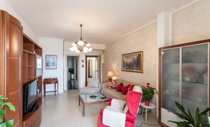 Basic-Apartment | Wohnbereich | Fernseher