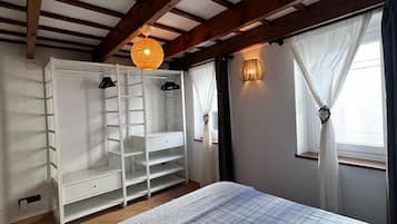 1 slaapkamer, een strijkplank/strijkijzer, gratis wifi, beddengoed