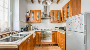 Een koelkast, een microgolfoven, een oven, een kookplaat