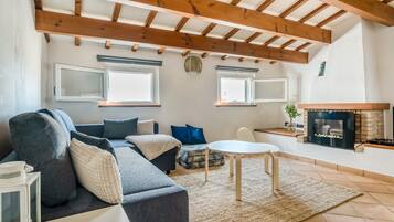 Een televisie en een open haard