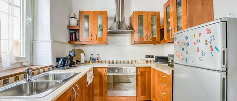 Een koelkast, een magnetron, een oven, een kookplaat