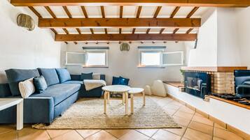 Een televisie en een open haard