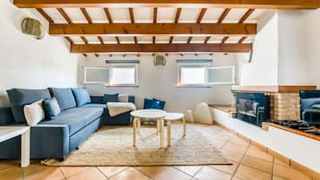 Una televisión, una chimenea