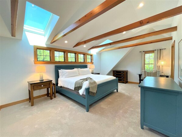 4 bedrooms, desk, iron/ironing board, free WiFi