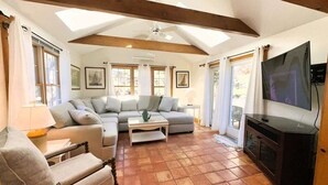 Smart TV, fireplace, offices - Private beach, hot tub, and dog friendly – The Keeper! (Brewster)