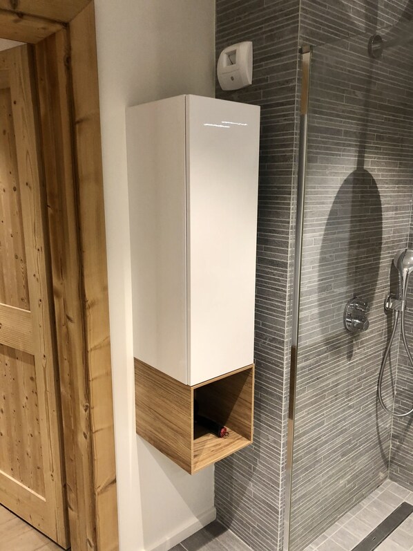 Dusche, Haartrockner, Handtücher, Toilettenpapier