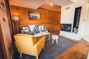 Een televisie en boeken