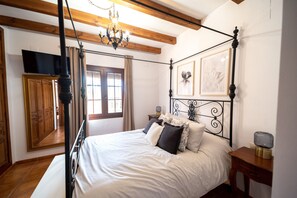 6 bedrooms, free WiFi, bed sheets - Holiday Villa 'La Jacaranda' with Pool, Terrace & Wi-Fi (HORNACHUELOS)